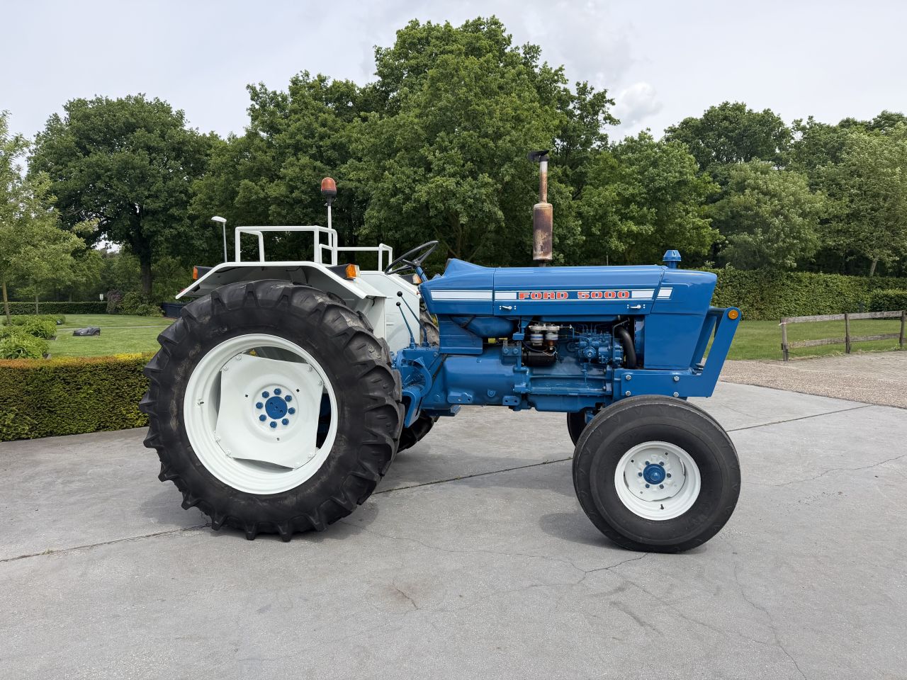 Nette Ford 5000