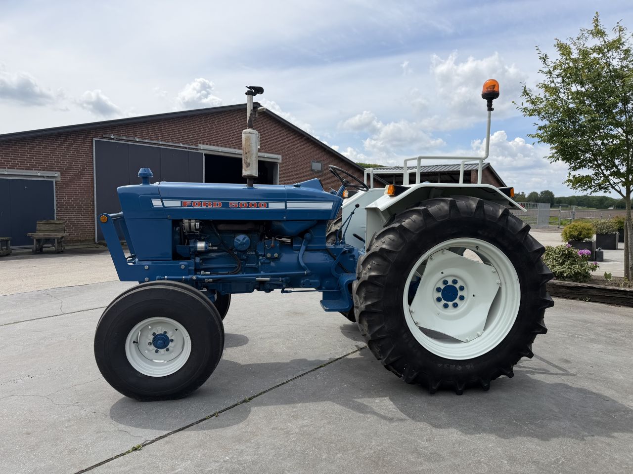 Nette Ford 5000