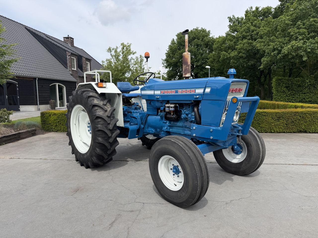 Nette Ford 5000