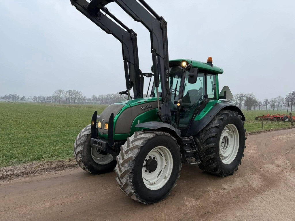 Tractor Valtra C110 Diesel 2005 met Voorlader