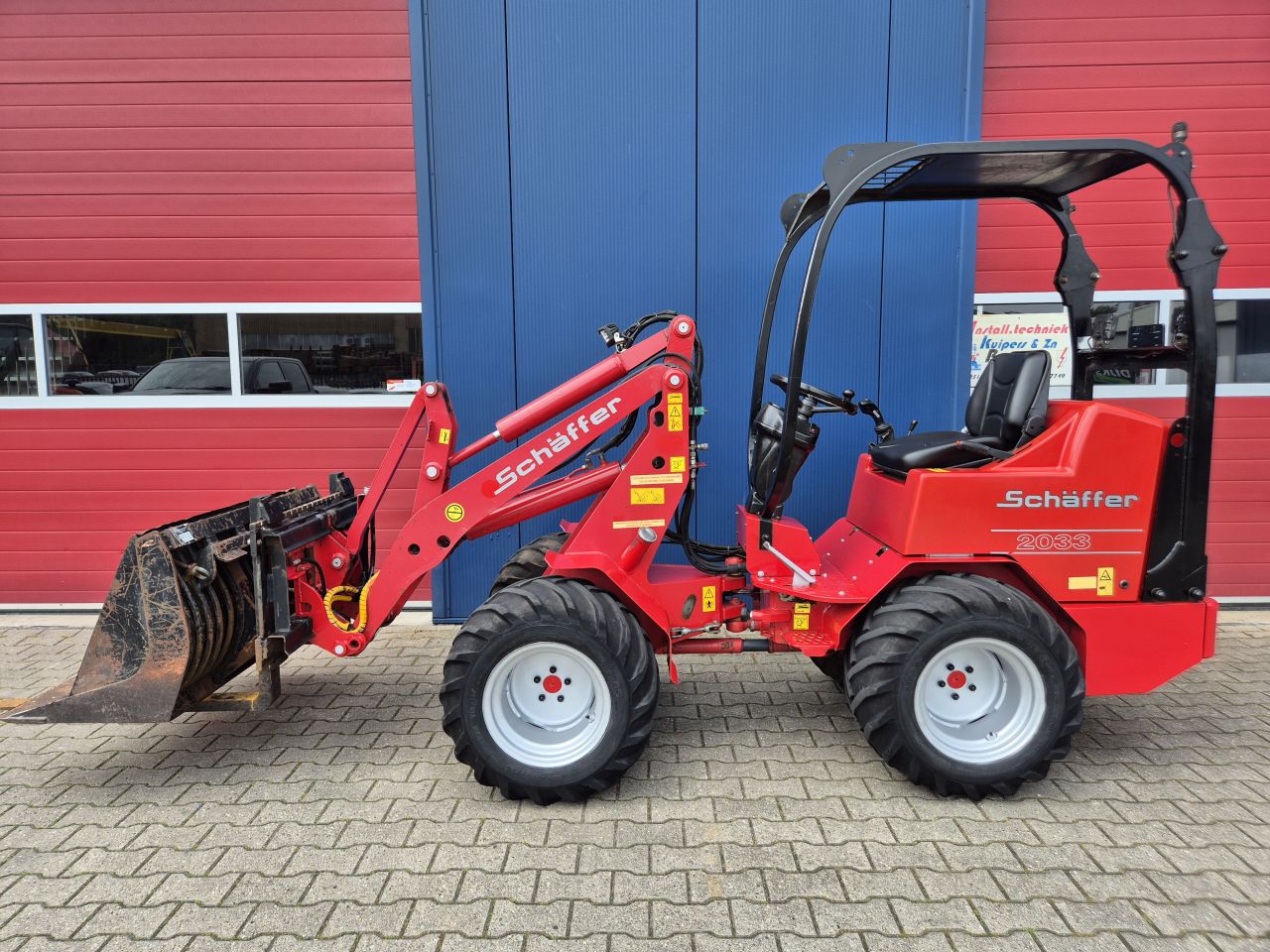 SCHAFFER 2033 SHOVEL MET BAK, PALLETVORKEN EN KENTEKEN