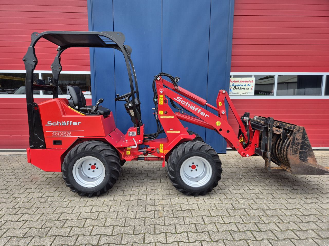 SCHAFFER 2033 SHOVEL MET BAK, PALLETVORKEN EN KENTEKEN