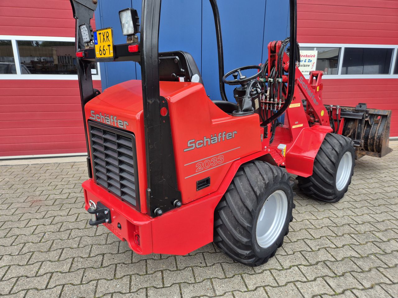 SCHAFFER 2033 SHOVEL MET BAK, PALLETVORKEN EN KENTEKEN