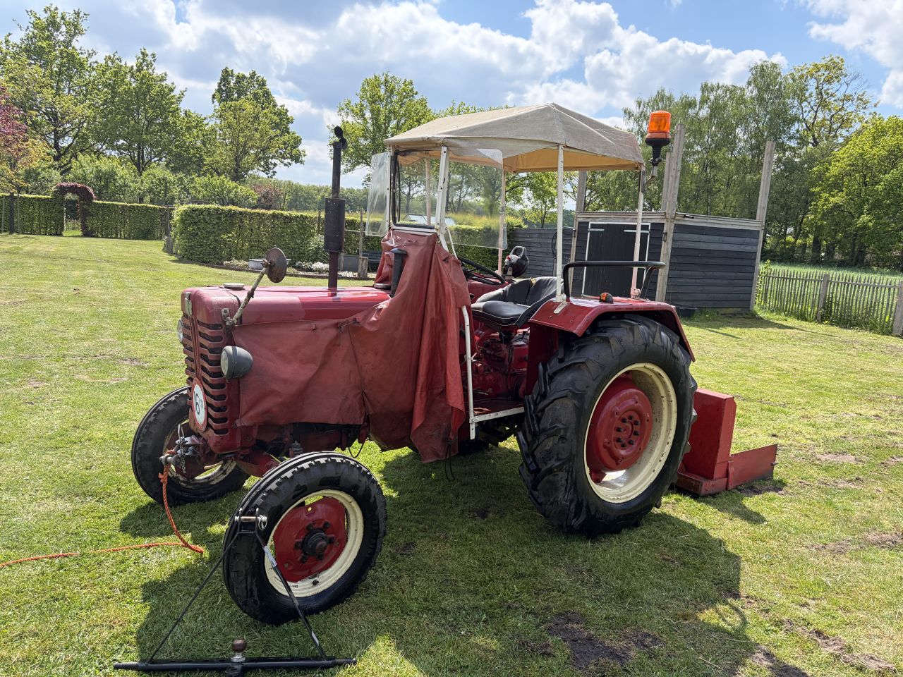 MC Cormick D320 met grondbak, maaibalk en trekhaakdriepuntshaak