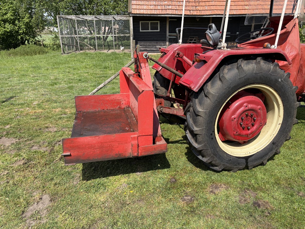 MC Cormick D320 met grondbak, maaibalk en trekhaakdriepuntshaak