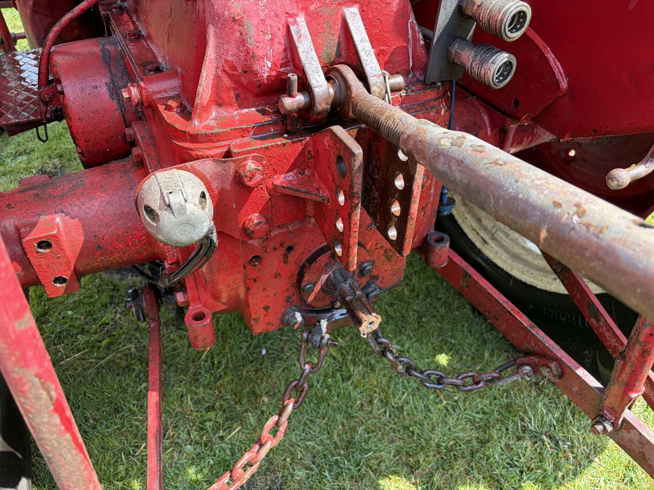 MC Cormick D320 met grondbak, maaibalk en trekhaakdriepuntshaak