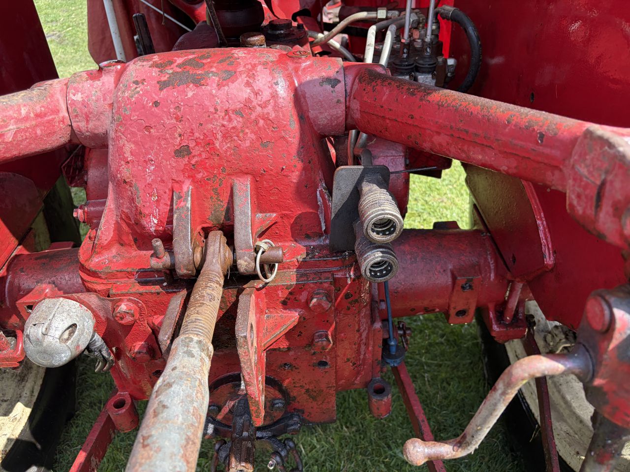 MC Cormick D320 met grondbak, maaibalk en trekhaakdriepuntshaak