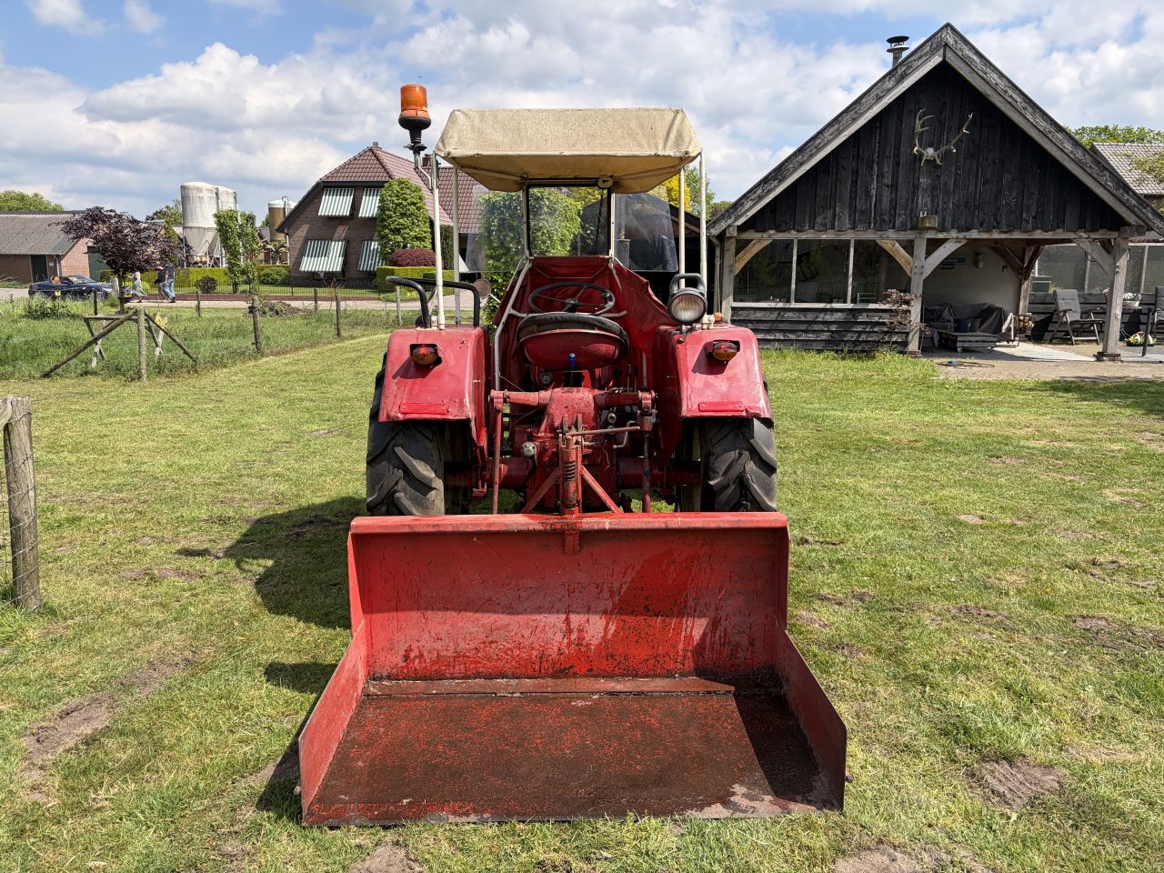 MC Cormick D320 met grondbak, maaibalk en trekhaakdriepuntshaak