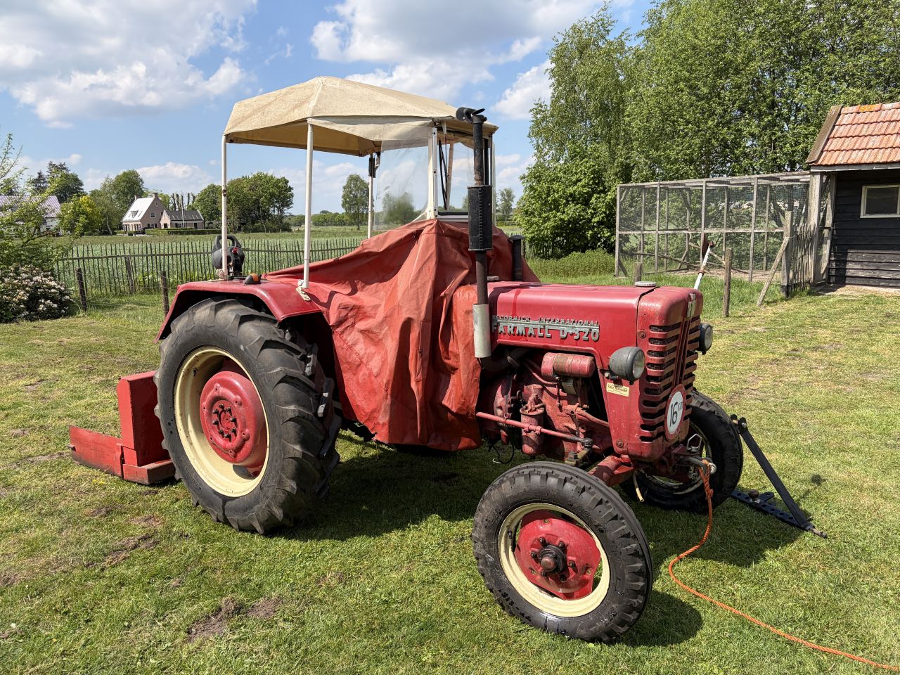 MC Cormick D320 met grondbak, maaibalk en trekhaakdriepuntshaak