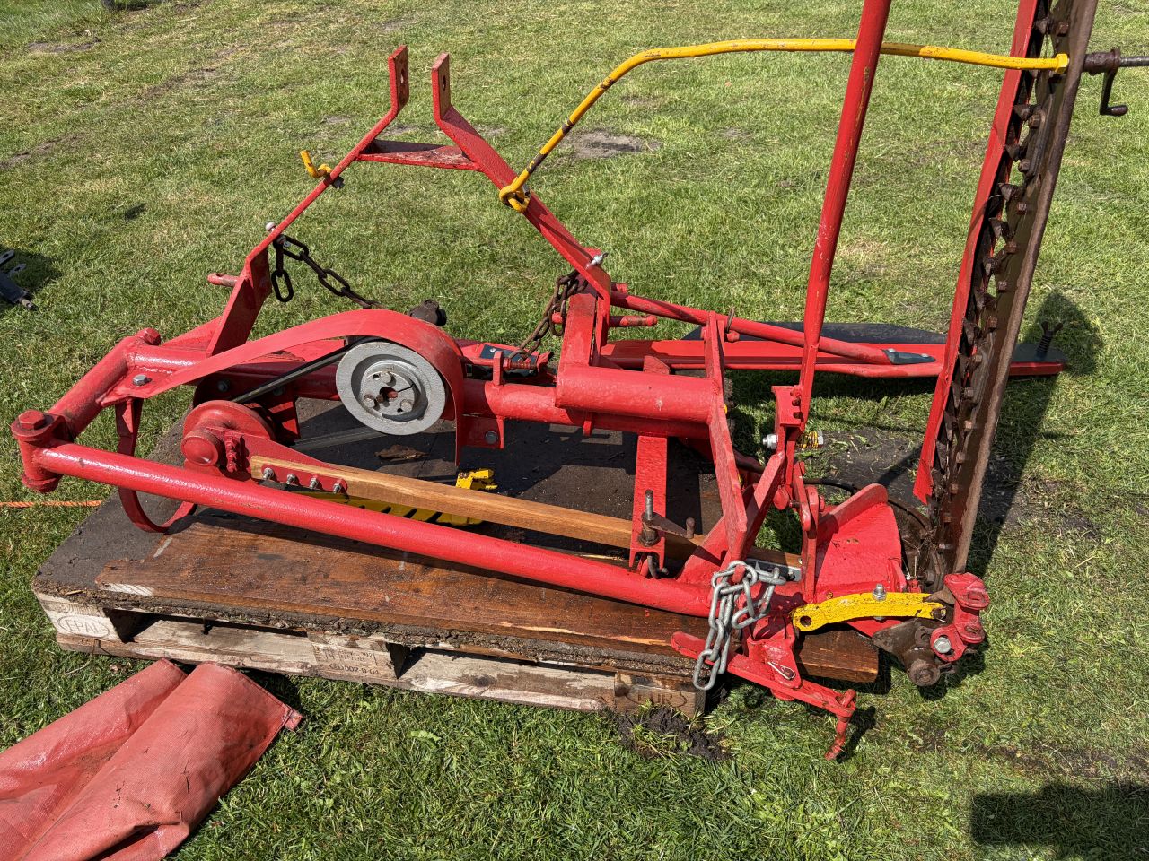 MC Cormick D320 met grondbak, maaibalk en trekhaakdriepuntshaak