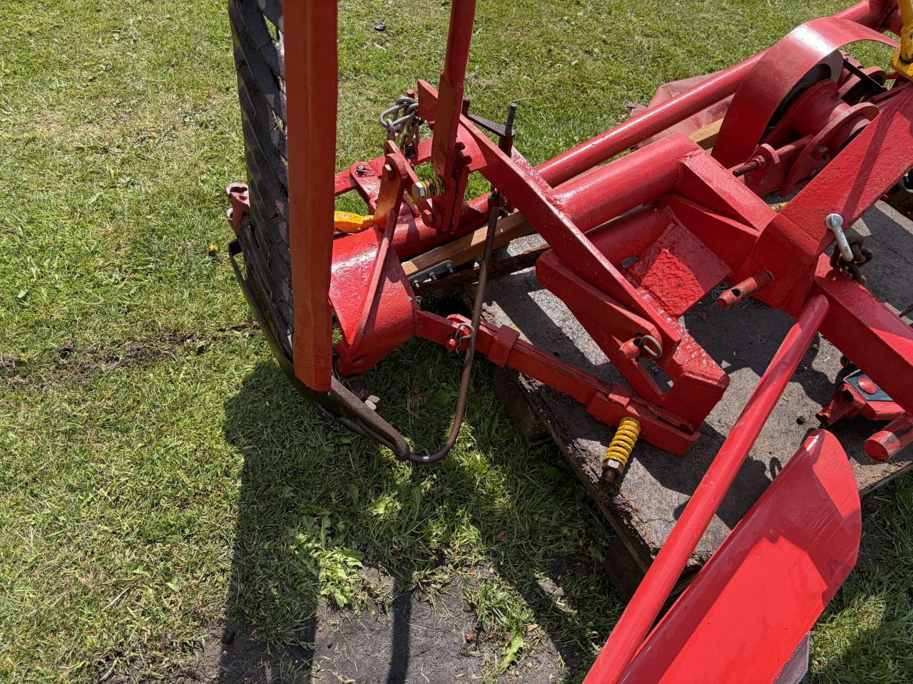 MC Cormick D320 met grondbak, maaibalk en trekhaakdriepuntshaak