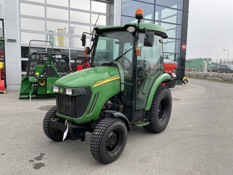 John Deere 3320