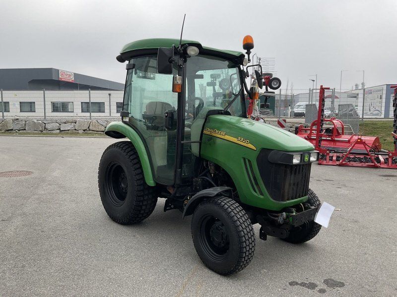 John Deere 3320