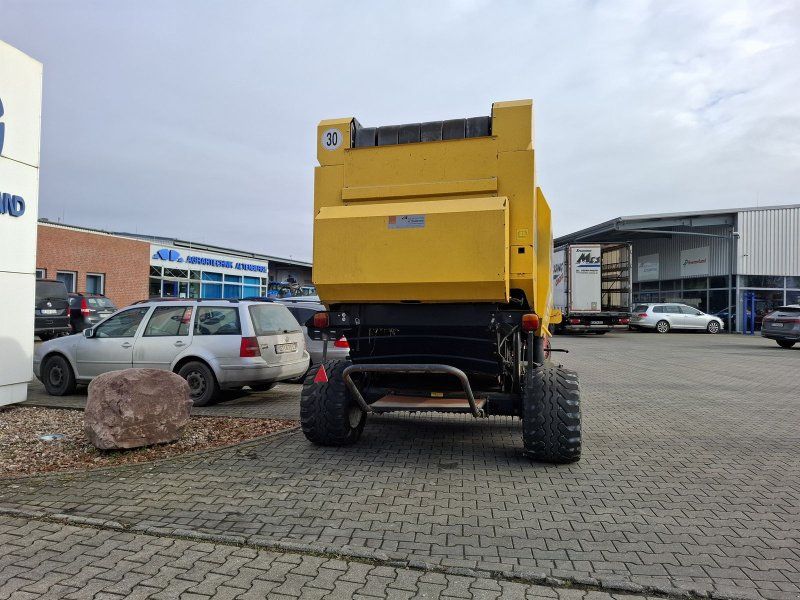 New Holland BR 7070