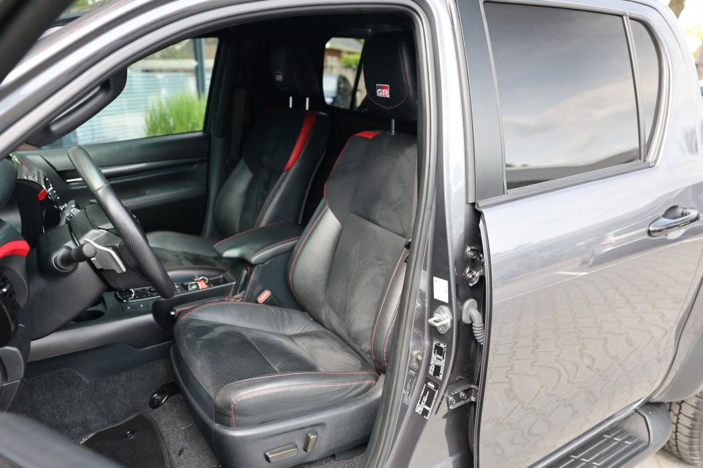 Toyota Hilux 2.8 D-4D DUBBEL CABIN GR SPORT A/T 2 ZITS 4WD VAN
