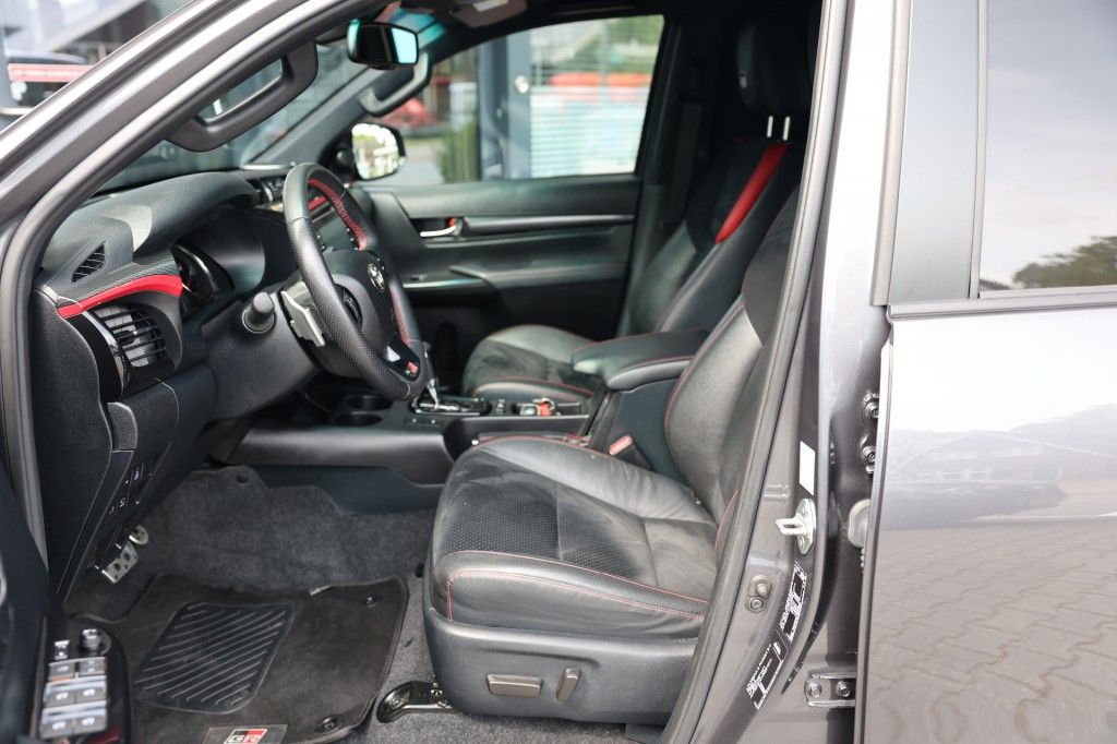 Toyota Hilux 2.8 D-4D DUBBEL CABIN GR SPORT A/T 2 ZITS 4WD VAN
