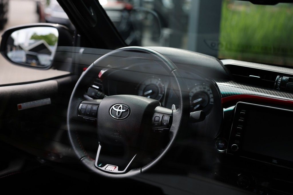 Toyota Hilux 2.8 D-4D DUBBEL CABIN GR SPORT A/T 2 ZITS 4WD VAN