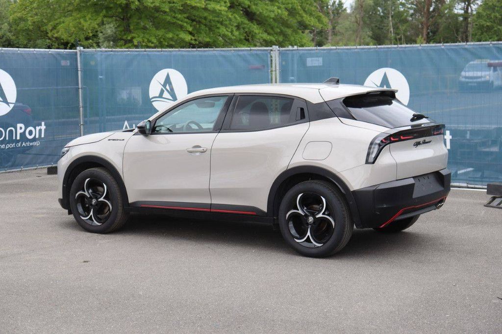 SUV Alfa Romeo Junior Petrol Mild-Hybrid 136hp 2025