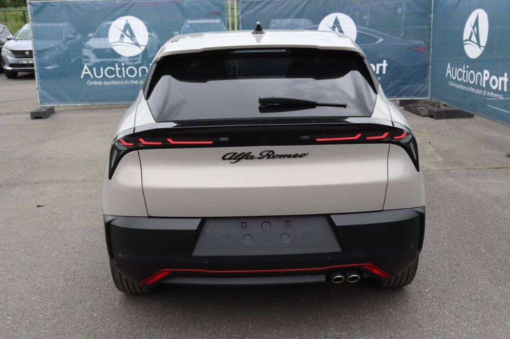 SUV Alfa Romeo Junior Petrol Mild-Hybrid 136hp 2025