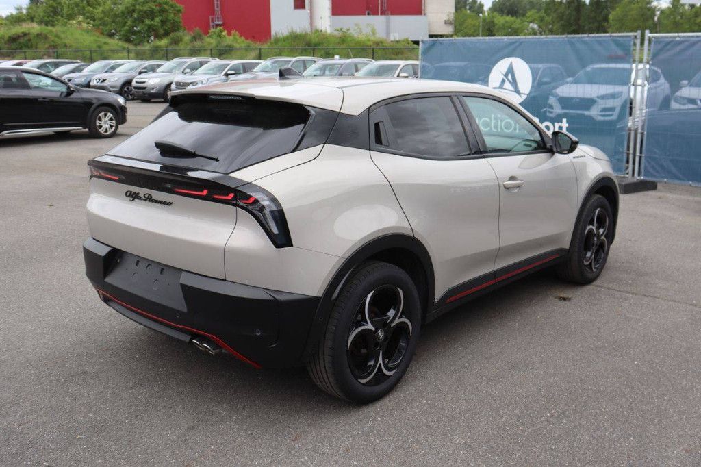 SUV Alfa Romeo Junior Petrol Mild-Hybrid 136hp 2025