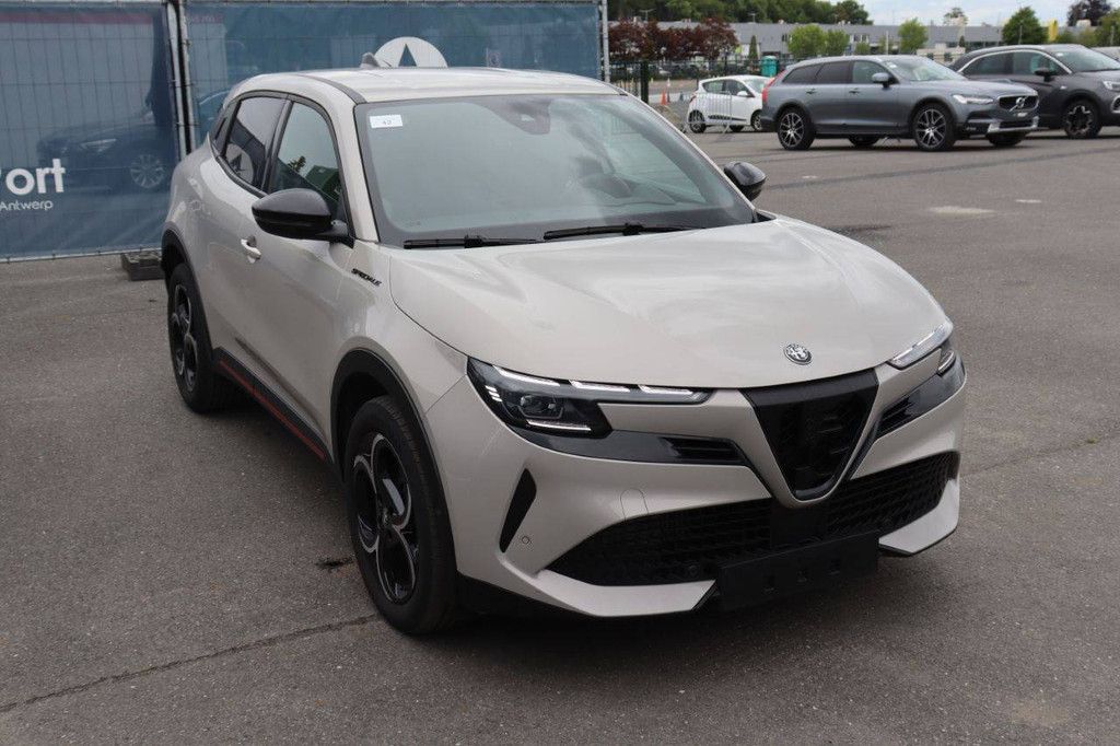 SUV Alfa Romeo Junior Petrol Mild-Hybrid 136hp 2025