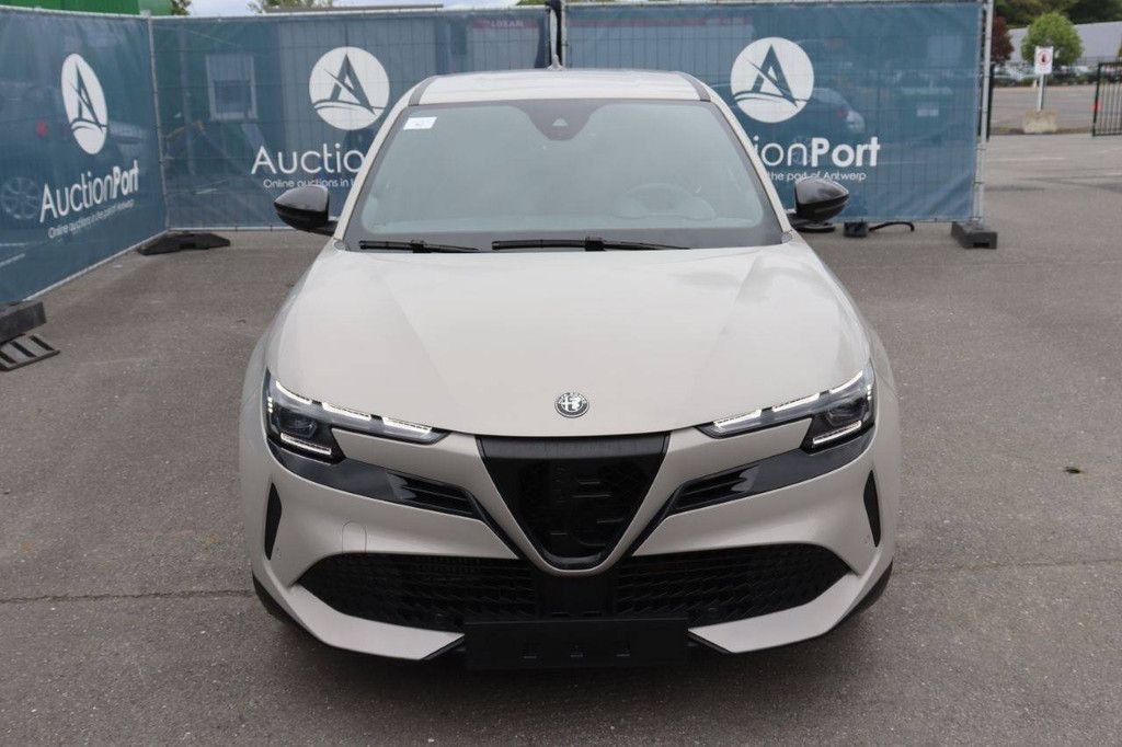 SUV Alfa Romeo Junior Petrol Mild-Hybrid 136hp 2025