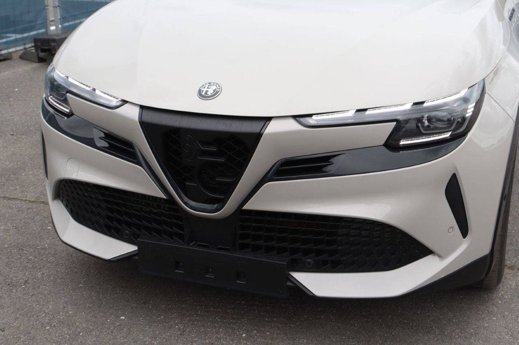 SUV Alfa Romeo Junior Petrol Mild-Hybrid 136hp 2025