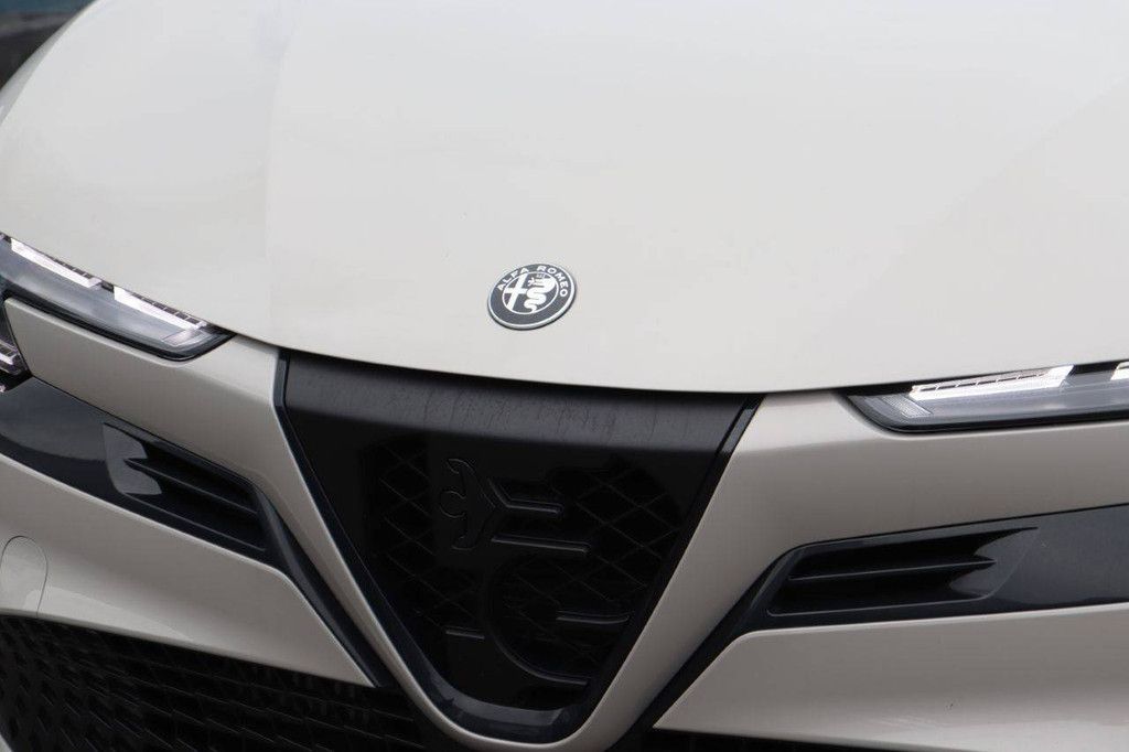 SUV Alfa Romeo Junior Petrol Mild-Hybrid 136hp 2025