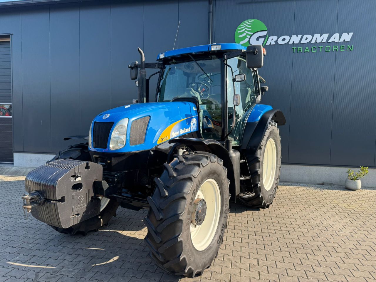 New Holland TS135A