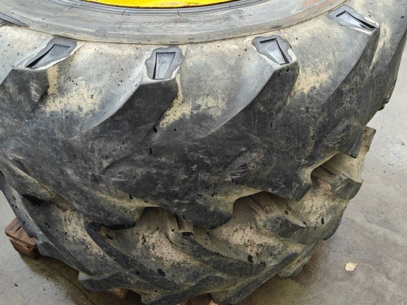 Dunlop 16.9R28 XXX