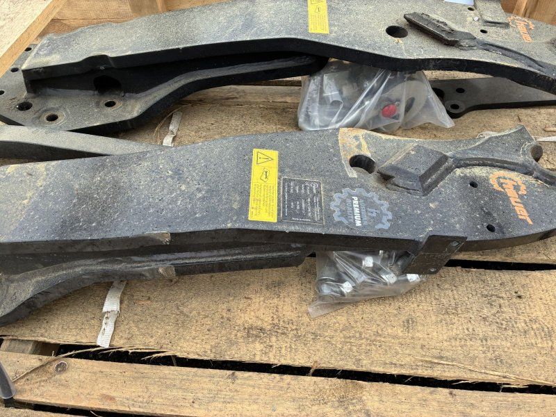 Hauer Frontladerkonsole zu MF 5713
