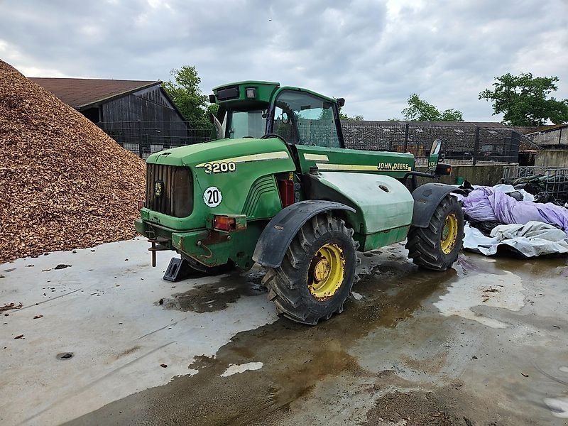 John Deere 3200