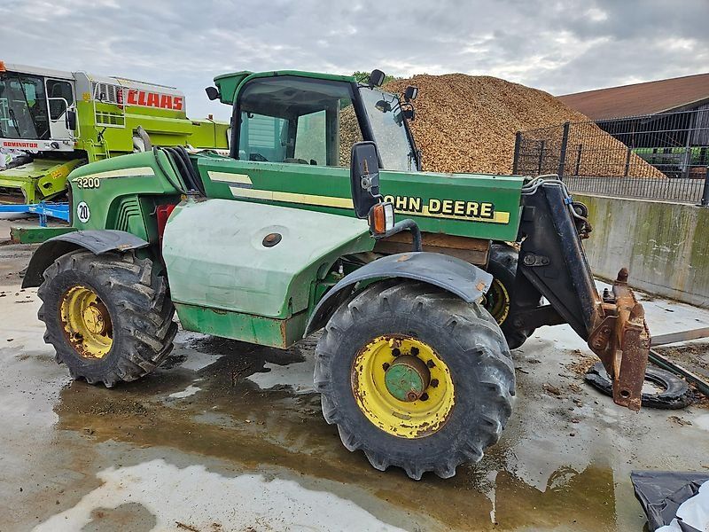 John Deere 3200