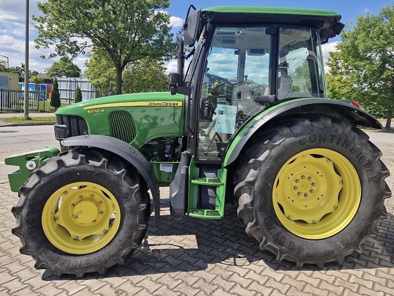 John Deere 5070 M