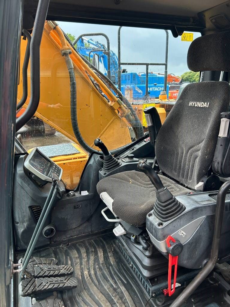 Hyundai HX 220 L