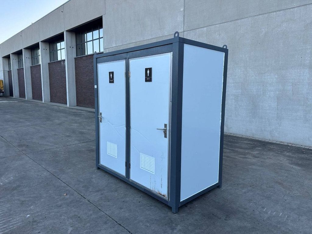 Neue Doppel-Toilettenkabine