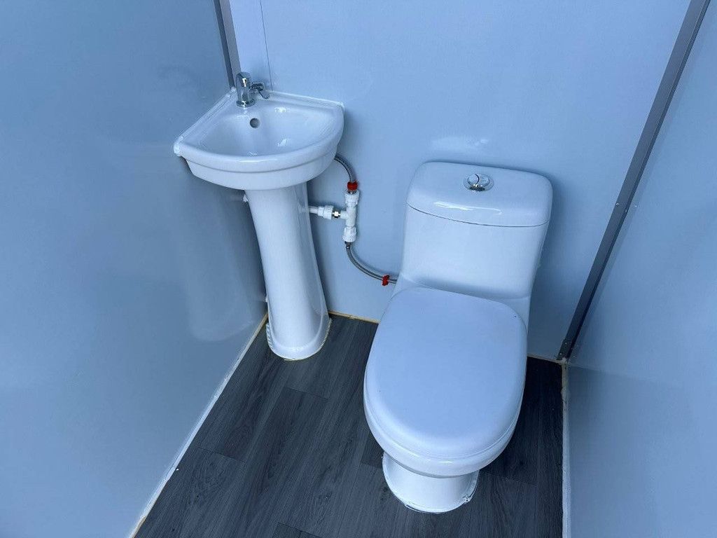 Neue Doppel-Toilettenkabine
