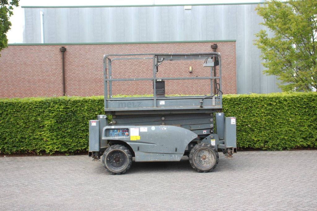 Metz Frenstat Diesel-Scherenhebebühne