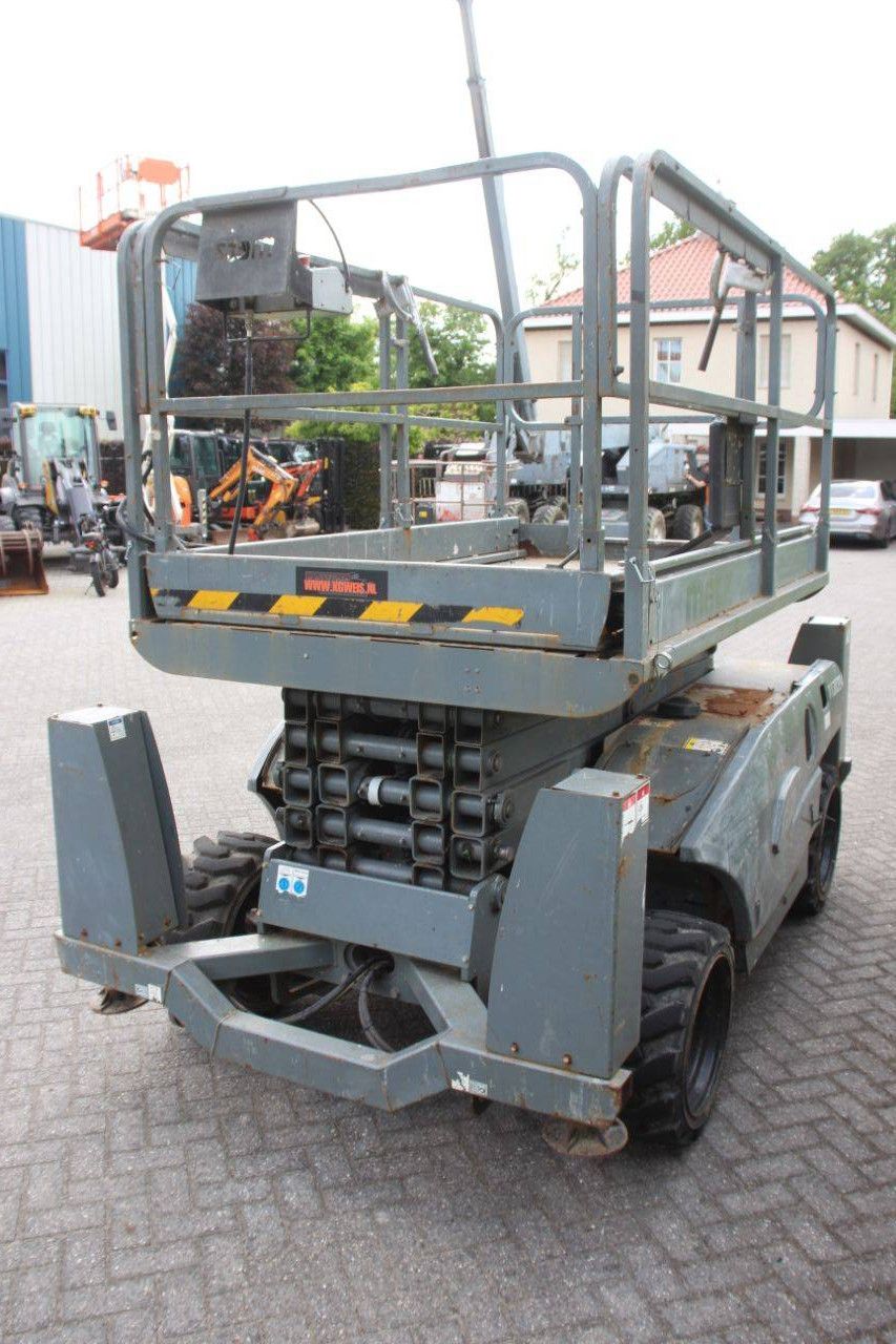 Metz Frenstat Diesel-Scherenhebebühne