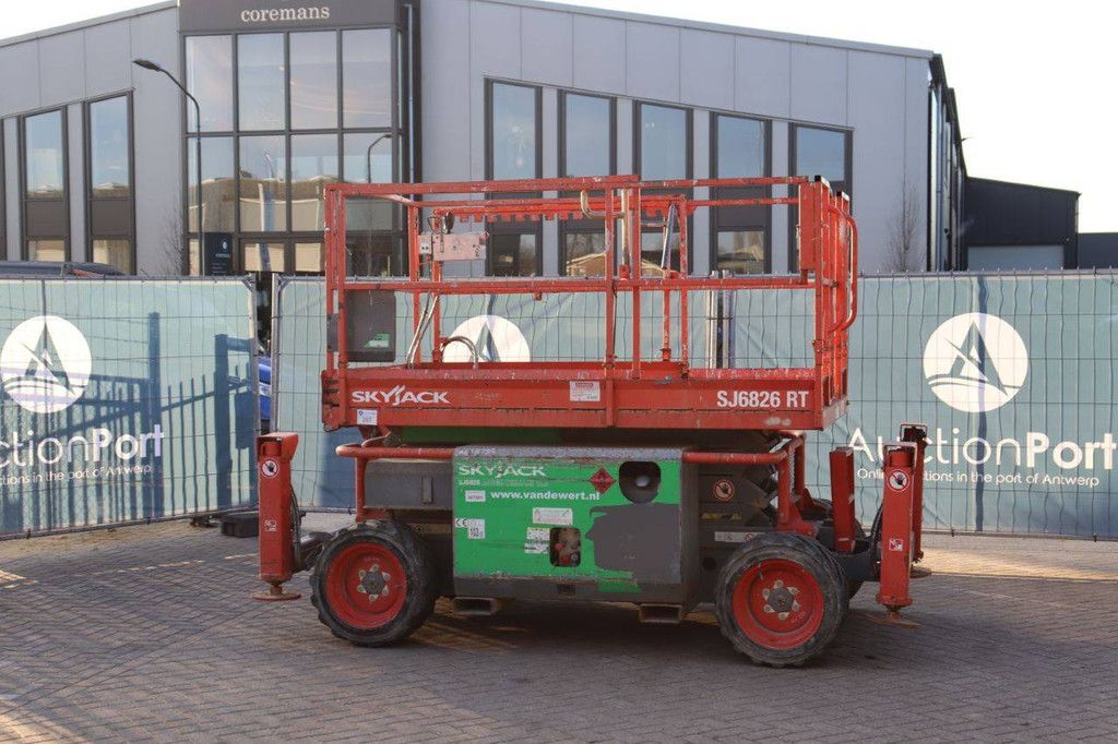 Scissor lift Skyjack SJ6826 RT Diesel 10m 2014