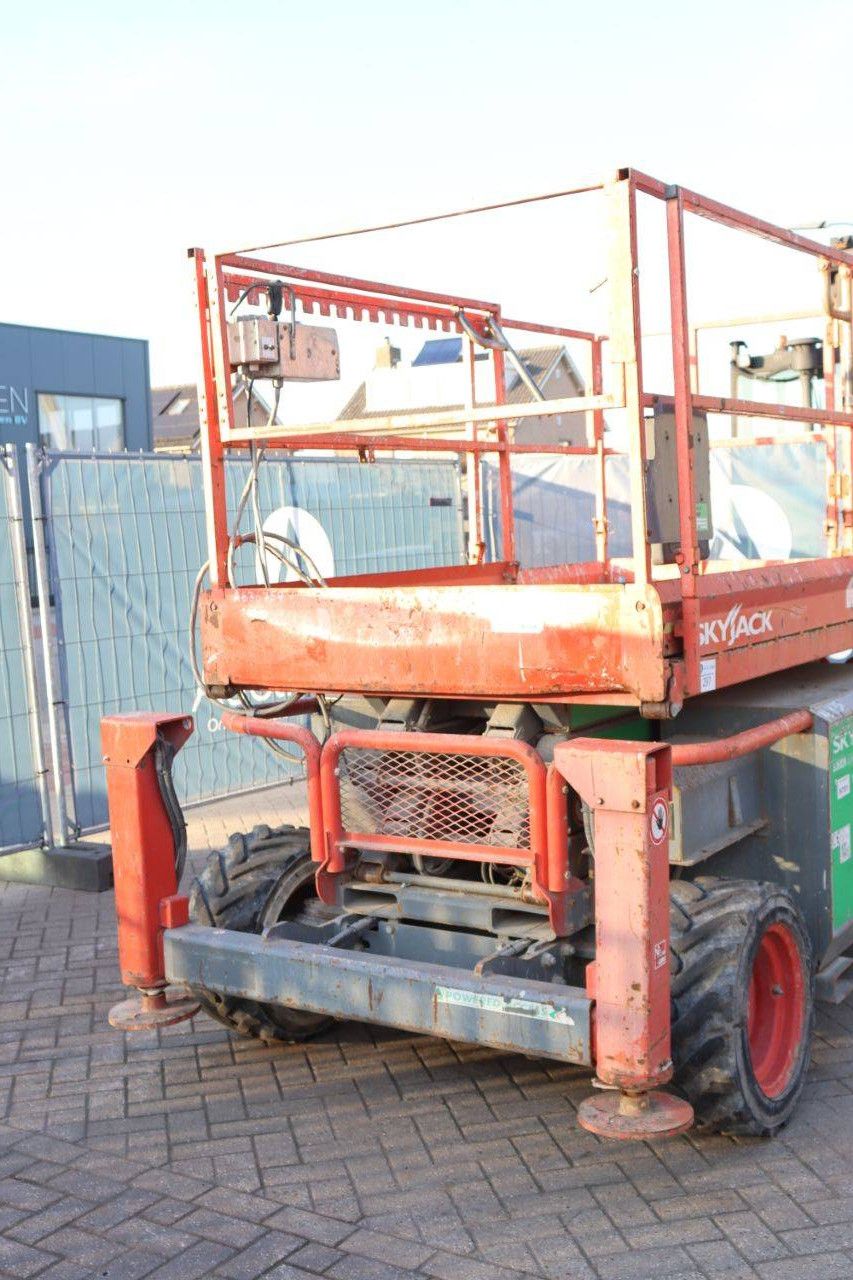Scissor lift Skyjack SJ6826 RT Diesel 10m 2014
