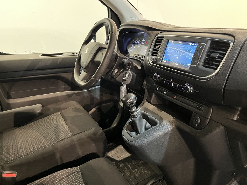 Peugeot Expert 1.5 HDI L2 / Euro 6 / Airco / CarPlay / Cruise Control / Trekhaak / PDC / Navigatie / 3-Zits / 82.600 KM !!