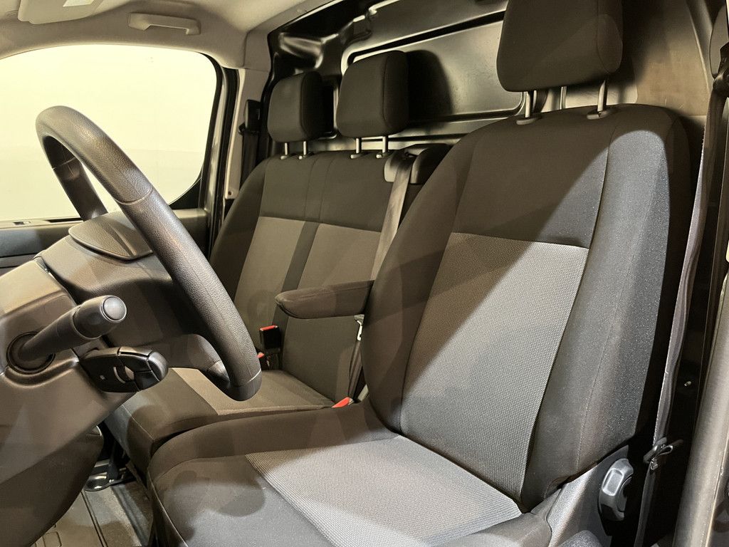 Peugeot Expert 1.5 HDI L2 / Euro 6 / Airco / CarPlay / Cruise Control / Trekhaak / PDC / Navigatie / 3-Zits / 82.600 KM !!