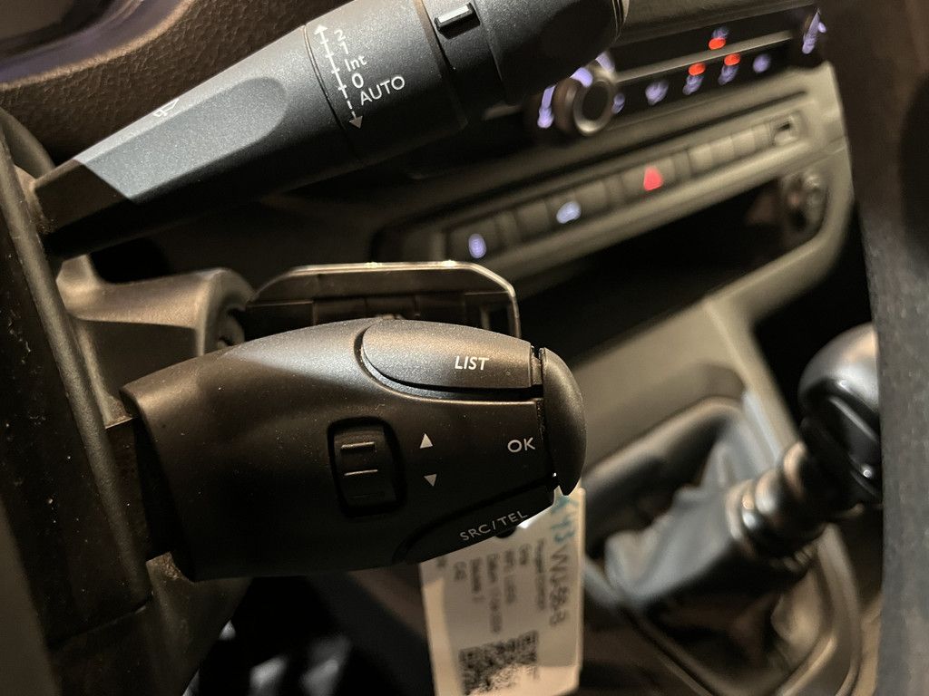 Peugeot Expert 1.5 HDI L2 / Euro 6 / Airco / CarPlay / Cruise Control / Trekhaak / PDC / Navigatie / 3-Zits / 82.600 KM !!