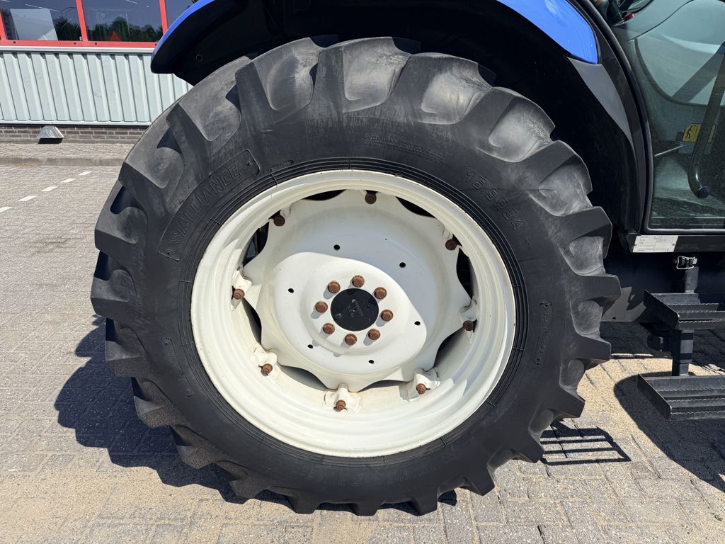 New Holland TD5050 4WD Tractor