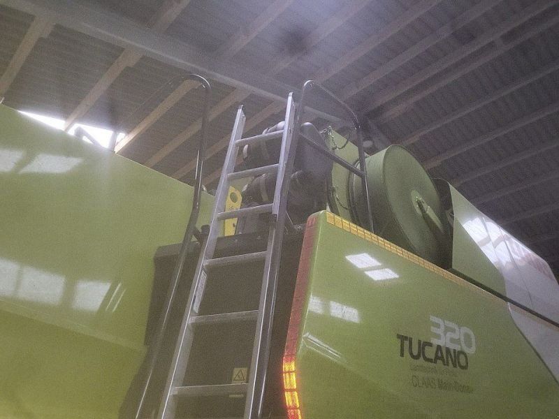 Claas TUCANO 320 MIT V560 + TW