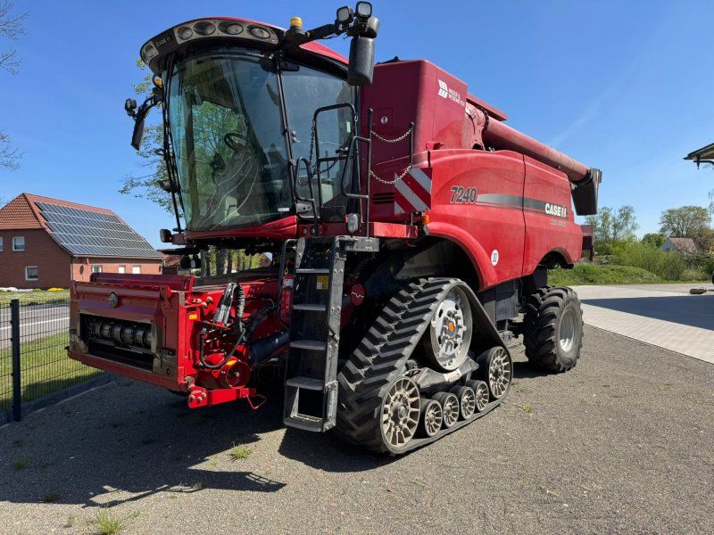 Case IH AF Axial Flow 7240 auf Kettenlaufwerk  Schneidwerk