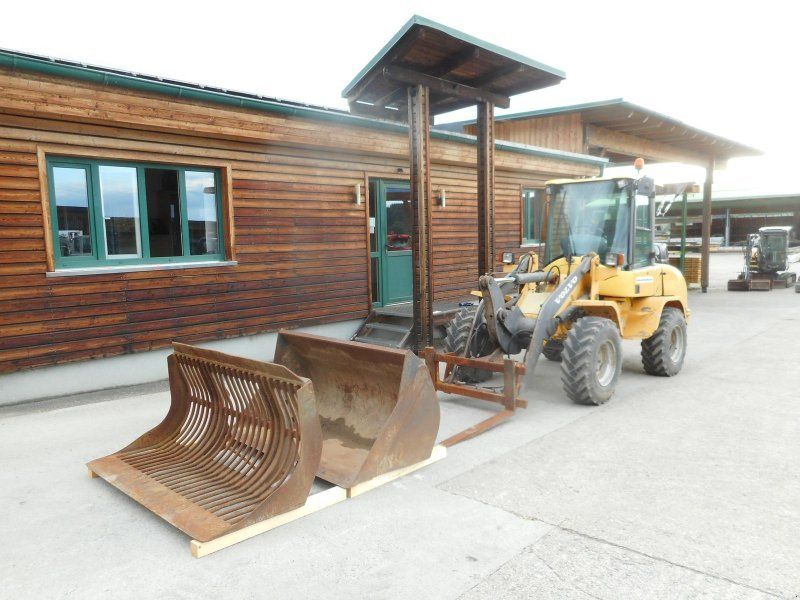 Volvo L30B-Z ( 5.100kg ) 2x Schaufel + Gabel