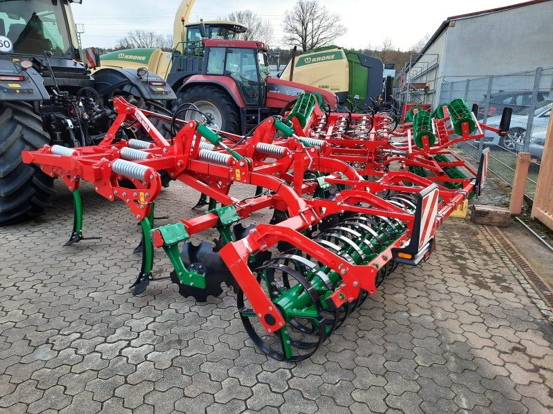 Agro-Masz Runner 30 + Federstempelwalze 600 + hydr. Randscheiben