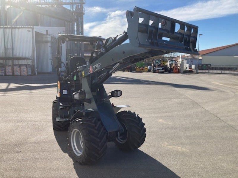 Giant G2700E